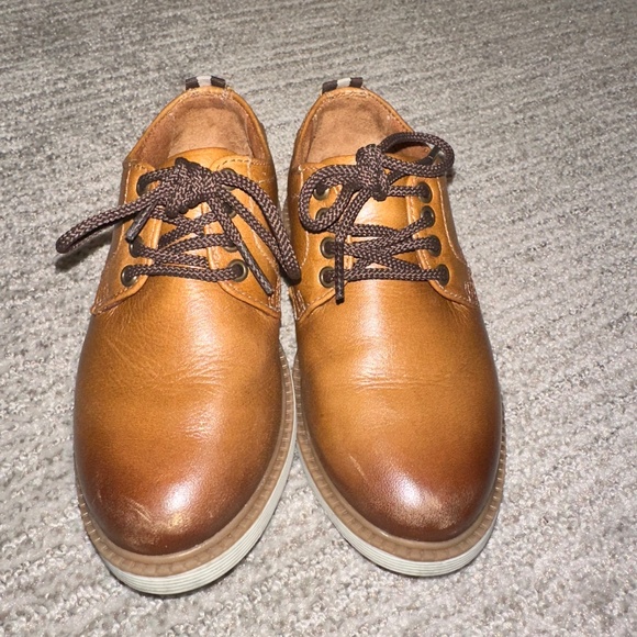 Boys Dress Shoes. Size 9 - Picture 3 of 5